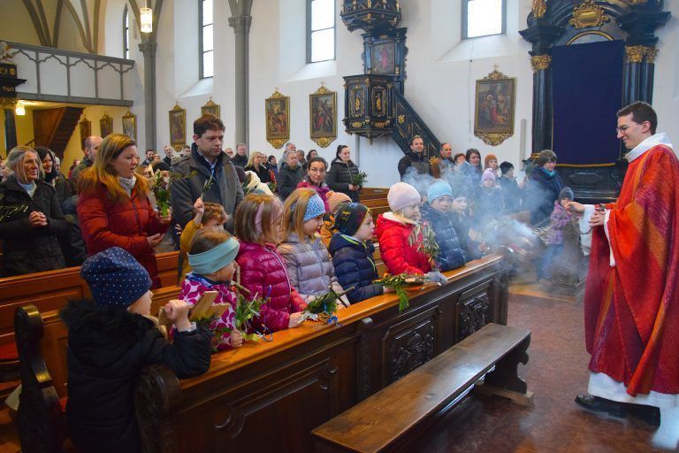 Segnung der Palmbuschen und Palmzweige in der St. Laurentiuskirche