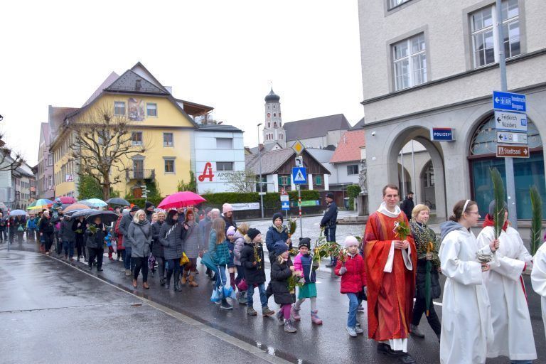 Prozession am Palmsonntag von der St. Laurentiuskirche zu Heilig-Kreuzkirche, mit Kaplan Jakob Geier