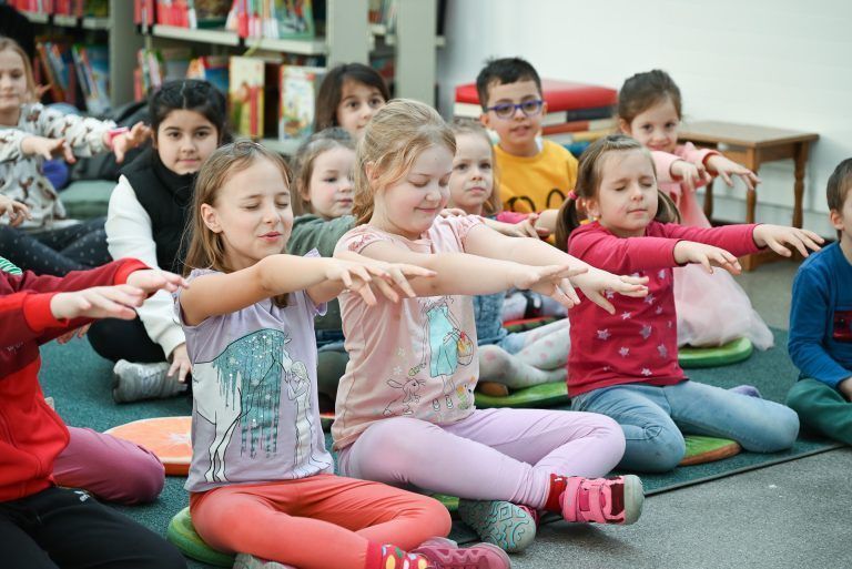 Zauberer Spooky-Doo war anlässlich des österreichischen Vorlesetages zu Besuch in der Bibliothek Lustenau und verzauberte seine Zuseher. - © bvs
