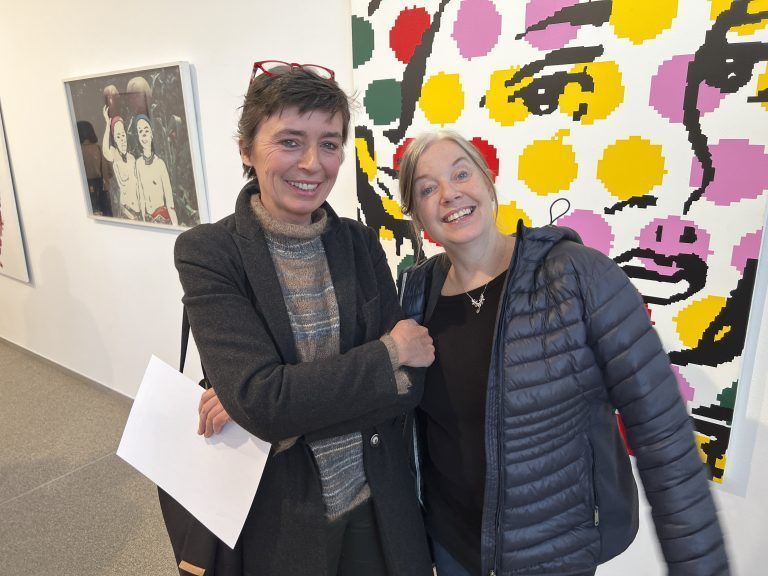 Franziska Stiegholzer besichtigte mit May-Britt Nyberg die Ausstellung