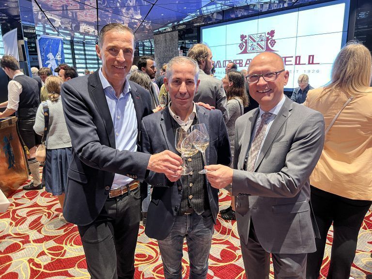 Gastgeber Hannes Spiss und Manfred Marent (Fa. Morandell) sowie Stefan Moosbrugger (Falstaff) genossen das Vinoptikum im Casino Bregenz