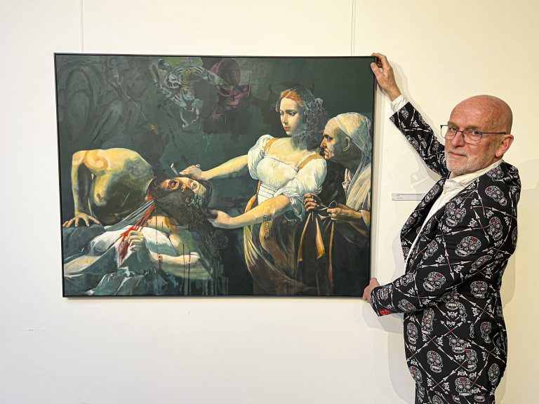 German Bolter bei den letzten Vorbereitungen (Judith ermordet Holofernes)