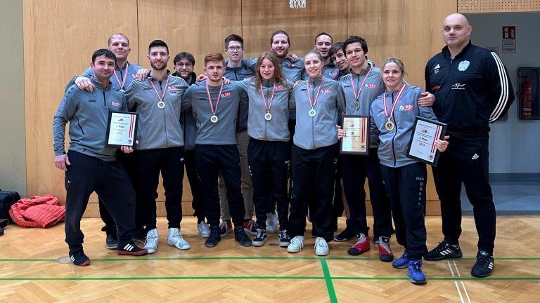 Die erfolgreichen Ringer des KSV Götzis flankiert von den Trainern Markus Nagel und Sasa Petak. Insgesamt 8 Medaillen bei der ÖM in Wals. - © Armin Loacker