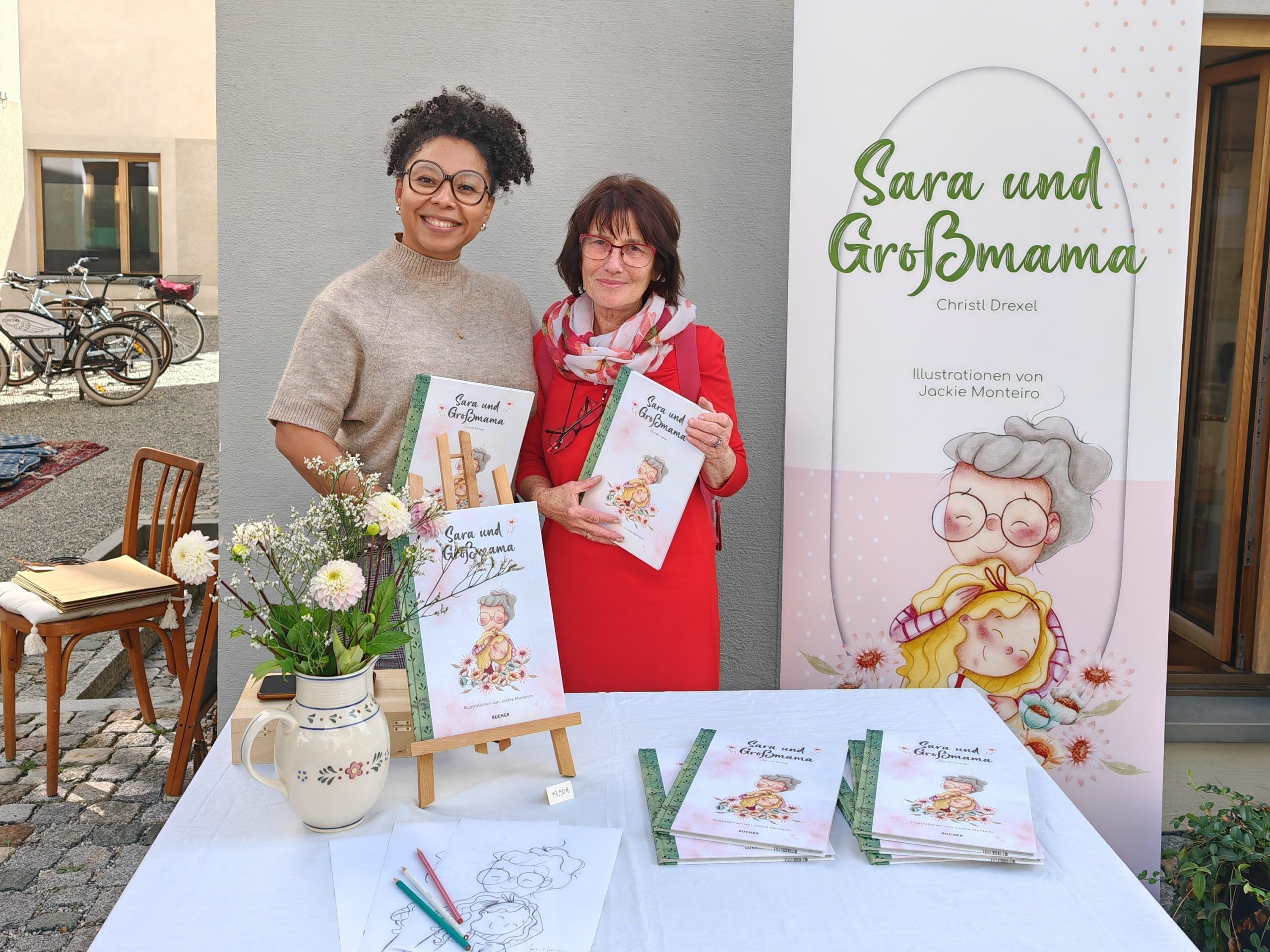 Jackie Monteiro und Christl Drexel  bei der Ausstellung des Buches. 