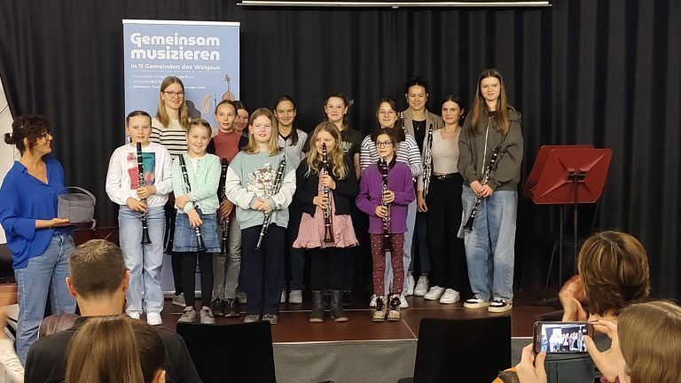 Vierzehn Klarinetten auf einen Streich: Kategoriekonzert der Musikschule Walgau. - © Henning Heilmann