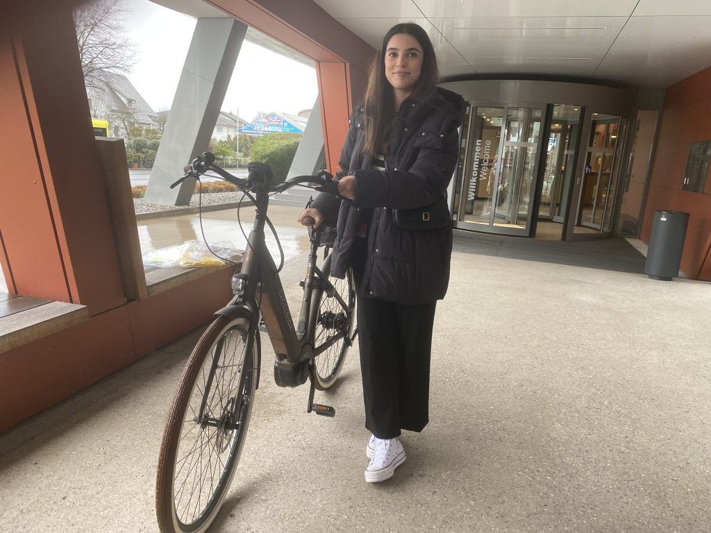 Blum übergibt 3253. Jobrad an Mitarbeiterin Saliha Yaldiz: &#8220;Jetzt brauche ich nur noch zwei Minuten zur Arbeit&#8221;