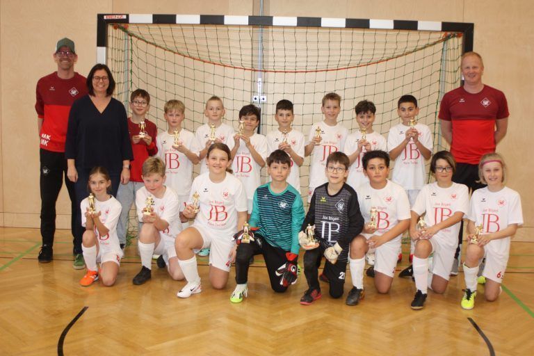 Rankweil Bürgermeisterin Katharina Wöß-Krall gratuliert der RW-U-10-Mannschaft mit den Trainern Florian Loretz und Marco Krall zum guten Auftritt im Heimturnier. - © VN-TK