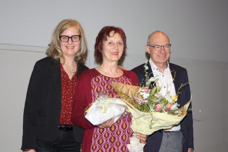 Obmann Siegfried Hartmann und Pflegeleiterin Barbara Klocker verabschiedeten Maria Oswald (mitte) in den Ruhestand. - © VN-TK