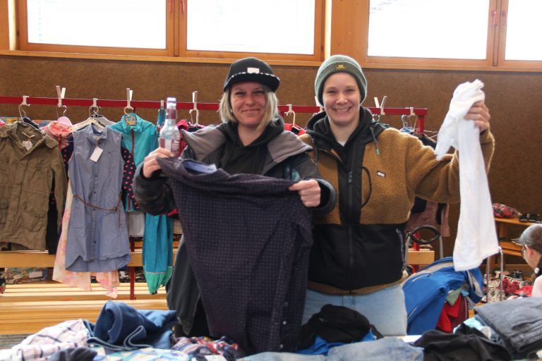Fabienne und Kerstin kauften schicke Kleidung für ihre Kids. - © STL
