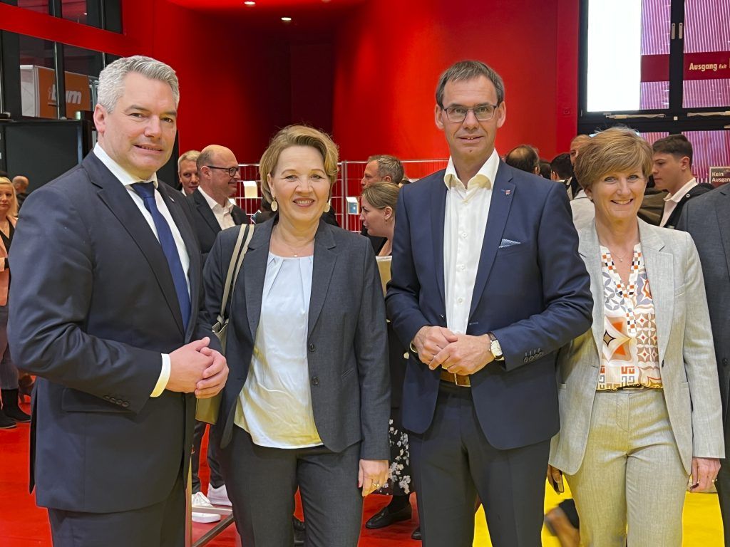 Illustre Gästeschar bei Auftakt zur Baumesse