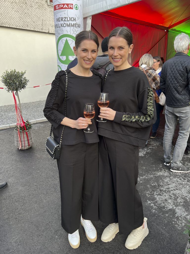 Katharina und Juliane Bantel beim Begrüßungs-Apero