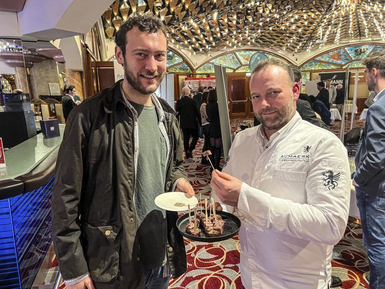 Küchenchef Jeremias Hehle probiert bei Stefan Bartz (Aumaerk)