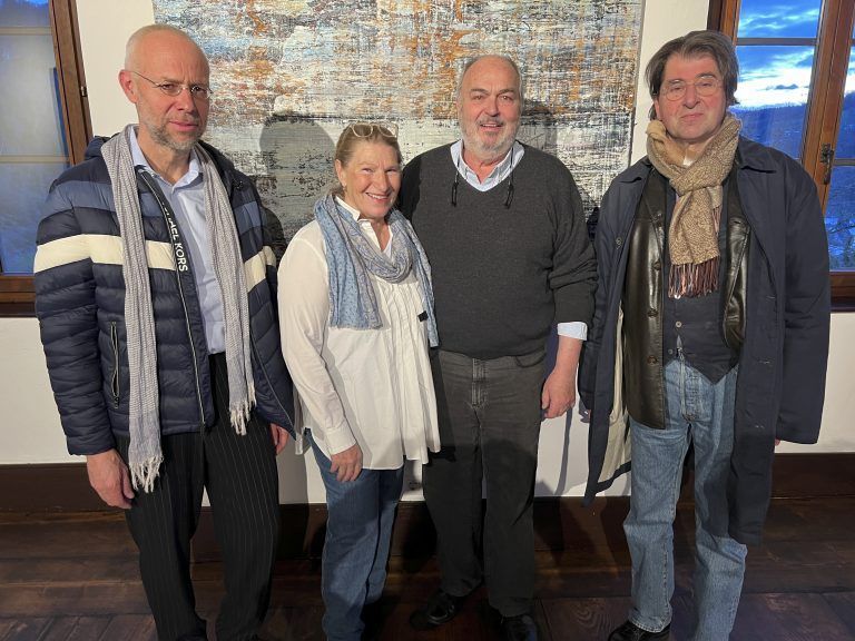 Künstler Christian Geismayr mit Jutta und Matthias Scheyer sowie Redner Harald Gfader