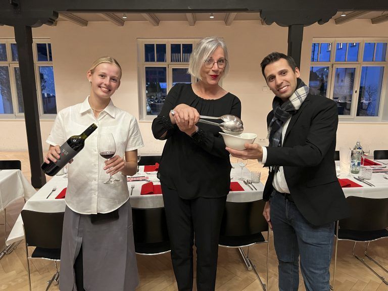 Lachen und Essen als Motto: Evelyn Kresser, Kabarettistin Maria Neuschmid und Christian Stadler von Mo Catering