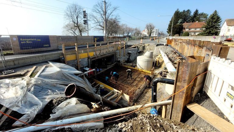 Im Rahmen des mehrjährigen Projektes "Hochwasserschutzausbau Kugelbeerbach und Oberlochauerbach" werden derzeit in offener Bauweise die beiden Straßendurchlässe im Bereich der L190 erstellt. - © Schallert/BMS