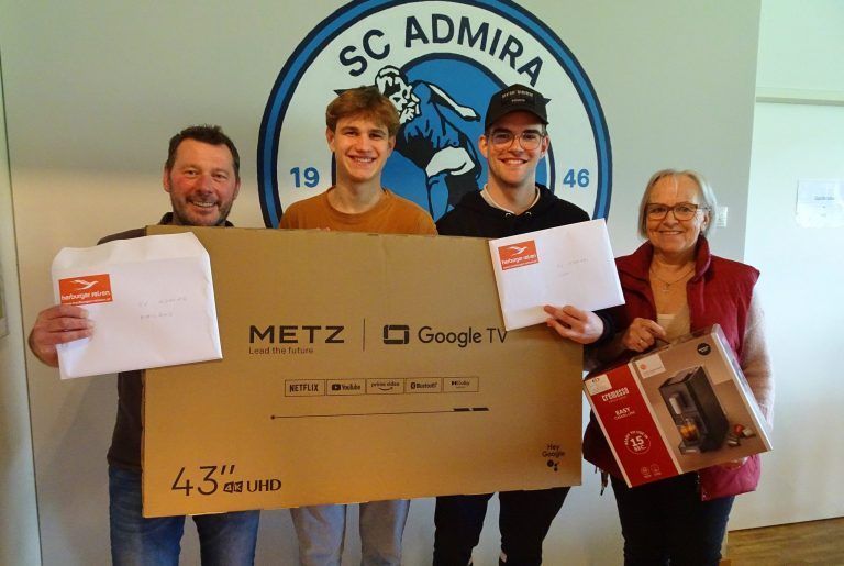 Die stolzen Hauptgewinner beim Admira-Preisjassen Markus Moll, Gabriel Vogel, Jeremy Thurnher und Brigitte Parth. - © cth