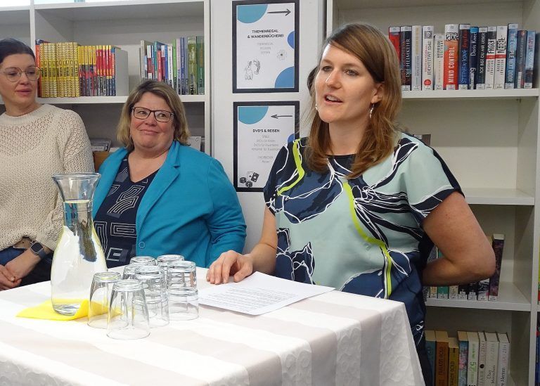 Büchereileiterin Agnes Klotz begrüßte zahlreiche Gäste bei der Wiedereröffnung der Hatler Bibliothek. - © cth