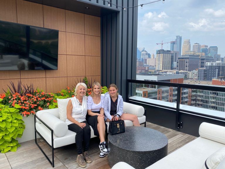 Stefanies Oma und ihre Schwester auf Besuch in Minneapolis.
