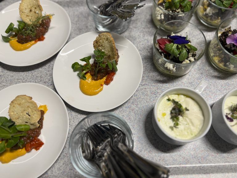 Paprika Chutney, Beef Tartar, Wildkräutersalat und Brotchip wurden zubereitet von der Interspar Gastronomie