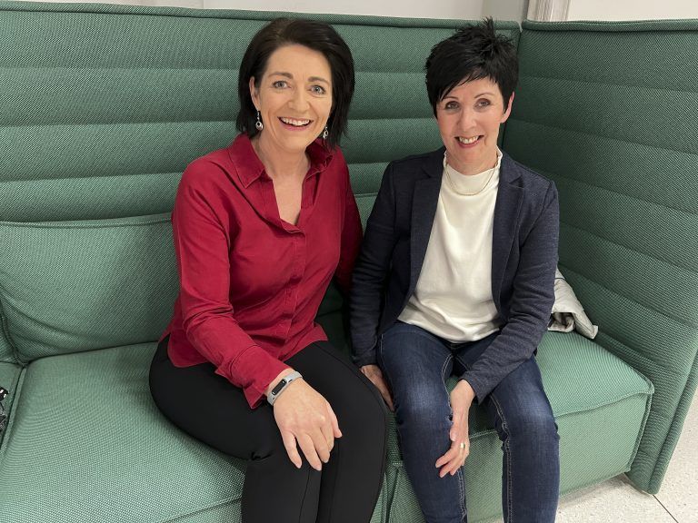 Petra Dickinger (Dogrel) und Sabine Albrich lauschten den Worten der Autorin