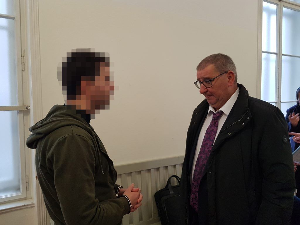 Rumäne versteckte Champagner und Cognac in Badeanzug