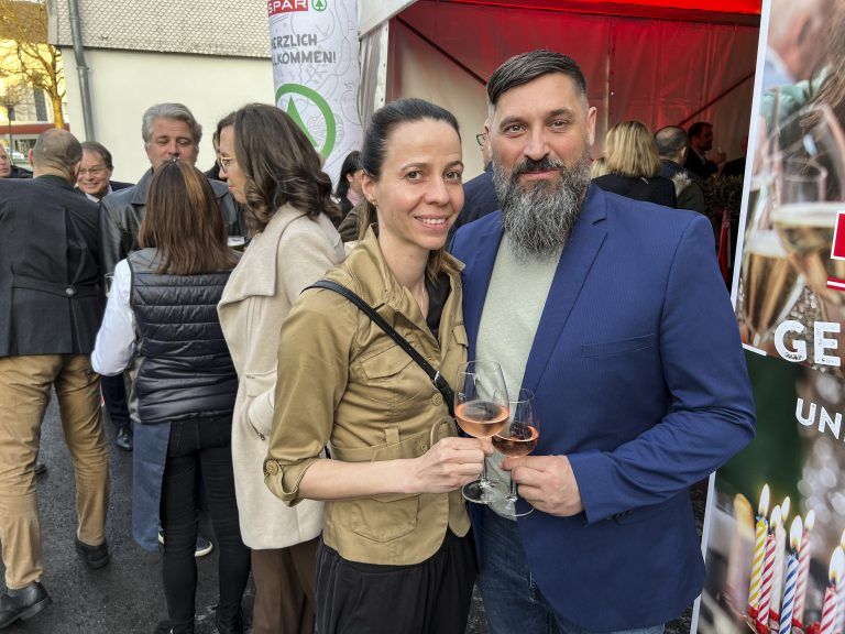 Sicherheitsfachmann Uwe Marent und Theresa beim Rundgang