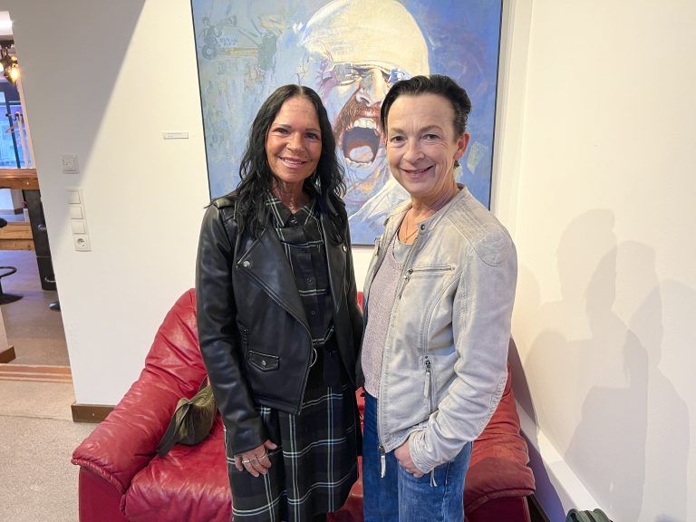 Silvia Nuck und Kunstpädagogin Susanne Kavalar vor Bolters Helnwein