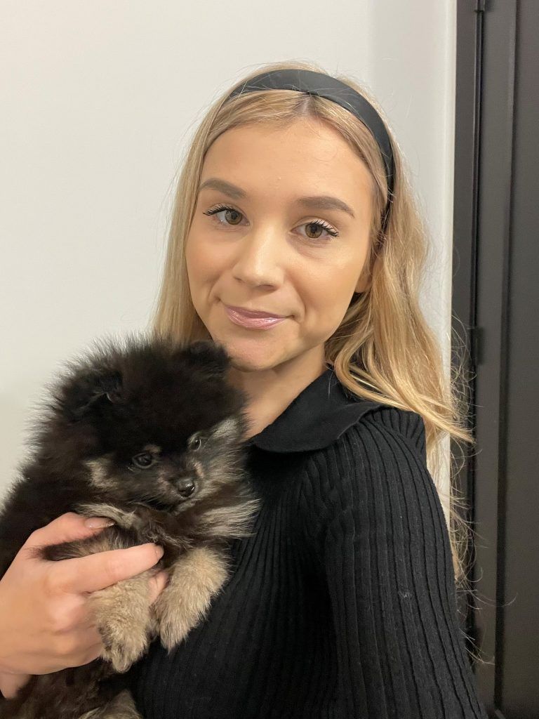 Stefanie und ihr fünf Monate alter Welpe, Chanel.