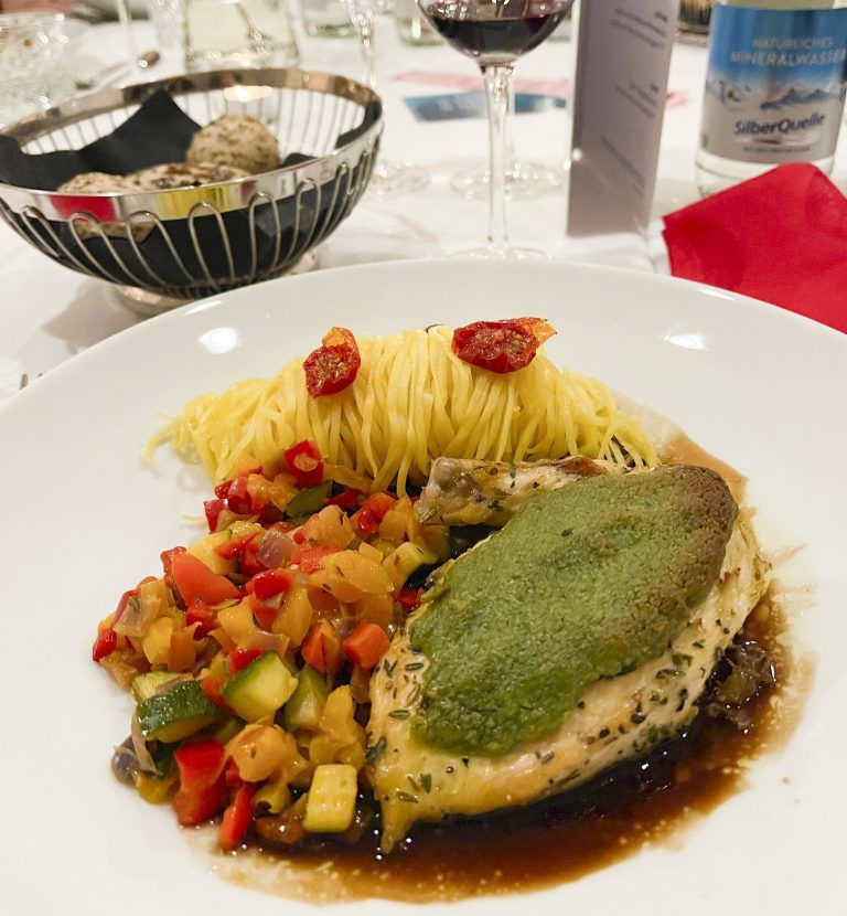 Supreme von der Maispoularde mit Parmesankruste an Acetojus mit Ratatouille Gemüse und Tagliolini als kulinarischer Höhepunkt