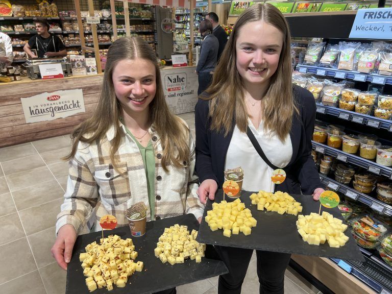 Theresa und Julia Egger servierten den Gästen Langenegger Käse