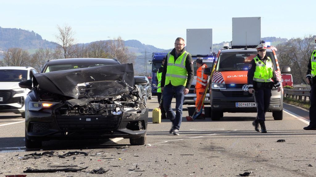 Vier Verletzte bei Karambolage auf der Autobahn