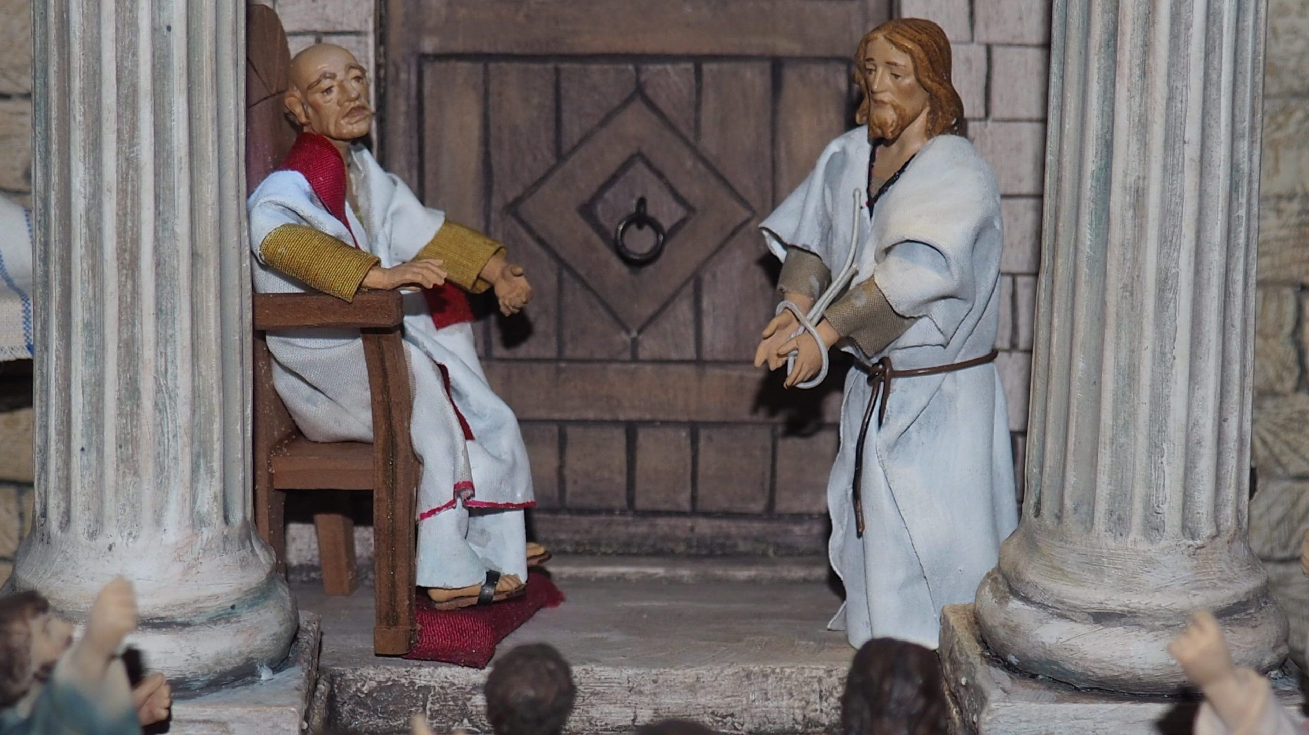 In der Röthner Pfarrkirche steht derzeit die besondere Fastenkrippe. - © Pfarre