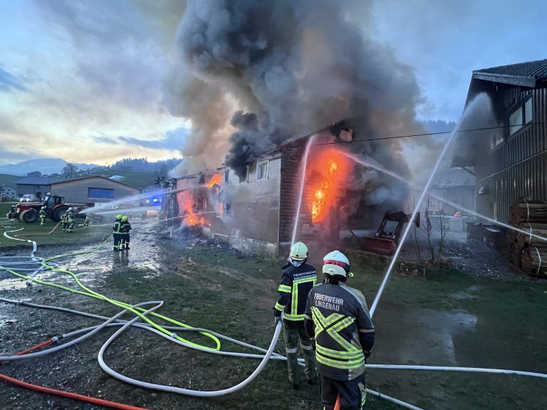 Großbrand in Hittisau Dorf - Haus in Vollbrand