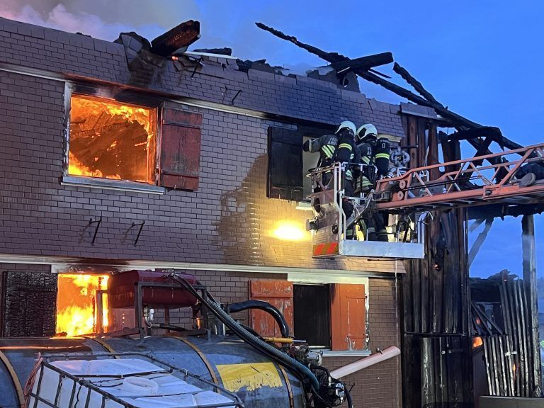 Großbrand in Hittisau Dorf - Haus in Vollbrand