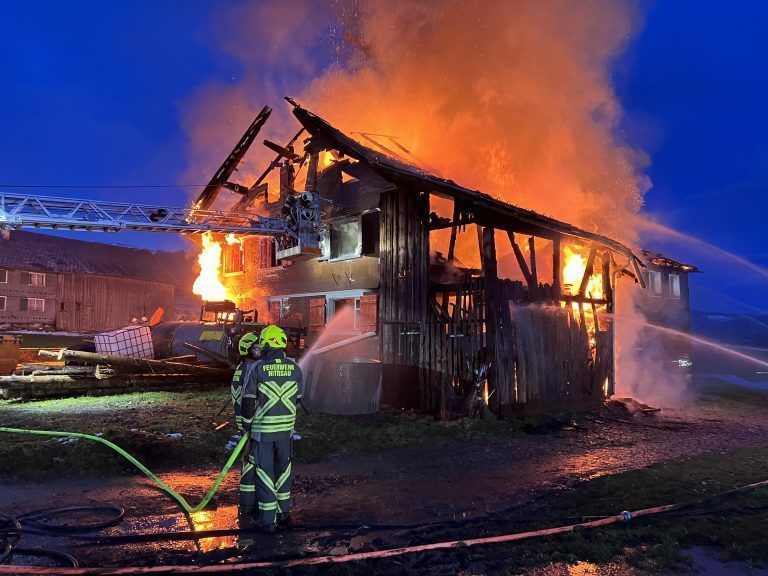 Großbrand in Hittisau Dorf - Haus in Vollbrand