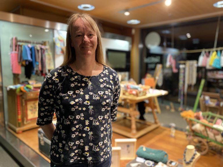 Frauenpower in Lech: Carina Strolz und Nina Gigele präsentieren ihre Produkte in der Raiba Elch