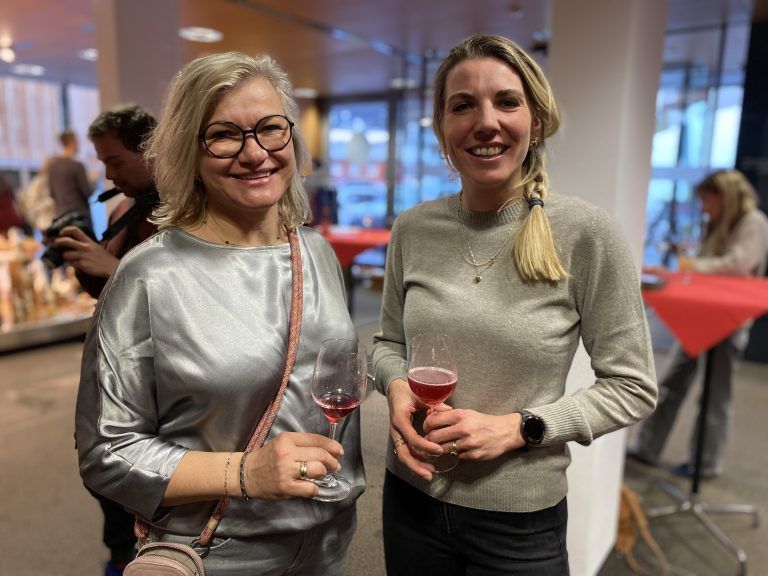 Frauenpower in Lech: Carina Strolz und Nina Gigele präsentieren ihre Produkte in der Raiba Elch
