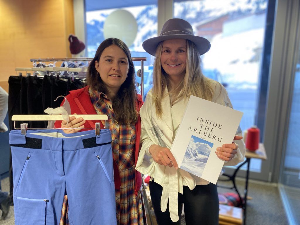 Diese zwei Frauen haben sich mit maßgeschneiderten Skihosen und einem Arlberg-Bildband selbst verwirklicht