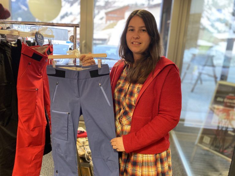 Frauenpower in Lech: Carina Strolz und Nina Gigele präsentieren ihre Produkte in der Raiba Elch