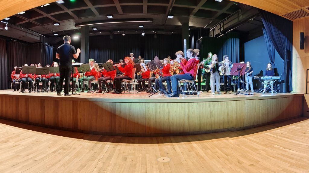 Rasselband und Jungmusik rockten den Mehrzwecksaal