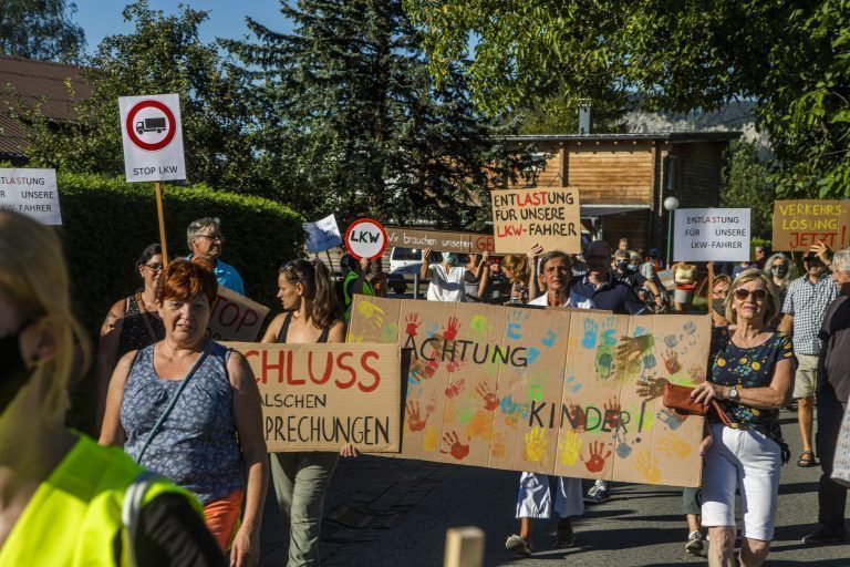 Straßenblockade Altach Demo Marsch Strassensperre Anrainer