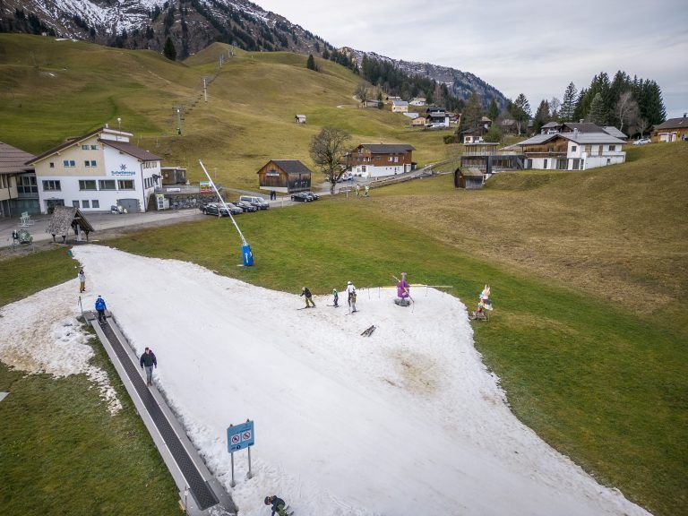 Schnee Schneemangel Skigebiete Skifahren milder Winter Ski Skisport Drohne Bild von oben Luftbild Luftaufnahme Drohnenfoto Drohnenbild Lifte Schetteregg