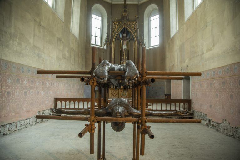 Künstler Lois Anvidalfarei realisiert Arbeit in der Johanniterkirche Feldkirch,