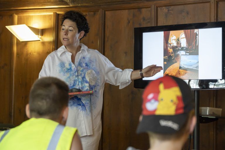 Buch am Bach 2023; 12. Buch am Bach; 12. VN-Kinder- und Jugendbuchmesse Bilder von den Lesungen, Workshops, den Bücherguides, dem Buchhandel, den Ständen im Foyer, von lesenden Kindern in der Kulturbühne Ambach und im Schlössle