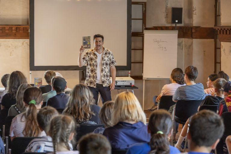Buch am Bach 2023; 12. Buch am Bach; 12. VN-Kinder- und Jugendbuchmesse Bilder von den Lesungen, Workshops, den Bücherguides, dem Buchhandel, den Ständen im Foyer, von lesenden Kindern in der Kulturbühne Ambach und im Schlössle