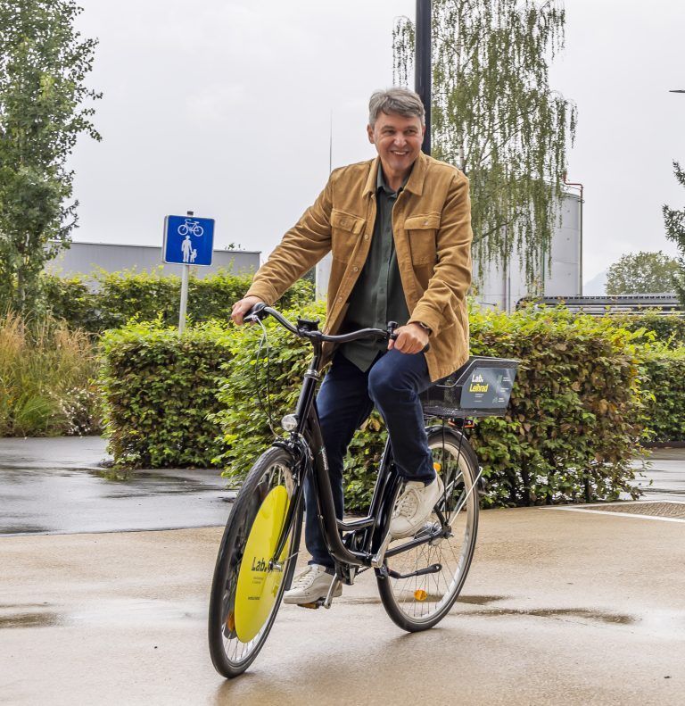 PK Leihrad Pilotprojekt Daniel Zadra, Kurt Fischer, Verena Seethaler-Steidl, Christian Hillbrand, Fotos von Leihräder und von Radabstellanlage