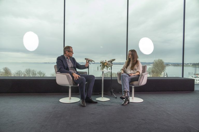 Aufnahmen der VN-Serie Glücksimpulse mit Bertram Strolz im Vorarlberg Museum. Teil 1