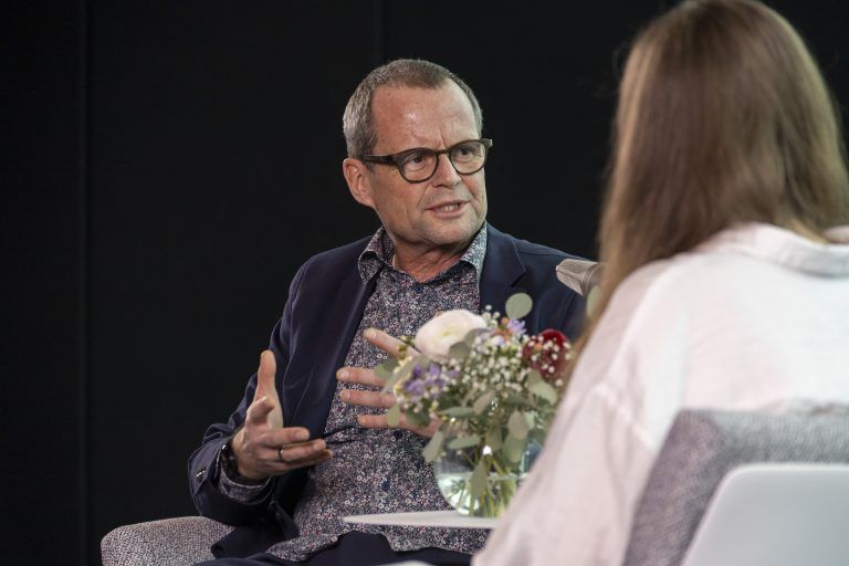 Aufnahmen der VN-Serie Glücksimpulse mit Bertram Strolz im Vorarlberg Museum. Teil 1