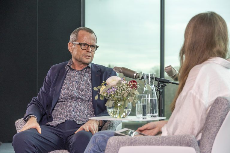 Aufnahmen der VN-Serie Glücksimpulse mit Bertram Strolz im Vorarlberg Museum. Teil 1