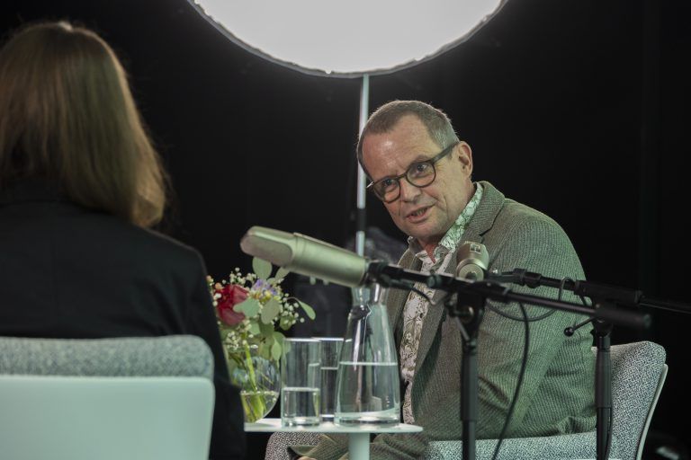 Aufnahmen der VN-Serie Glücksimpulse mit Bertram Strolz im Vorarlberg Museum. Teil 2